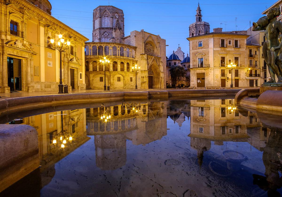 La catedral se refleja en la fuente de la Plaza de la Virgen.