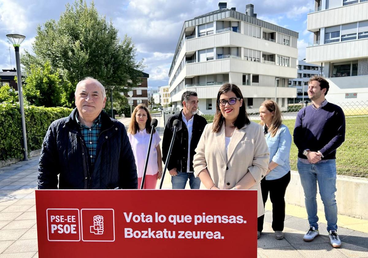 La candidata a la Alcaldía de Getxo, Carmen Díaz, ha presentado un acto junto a Iñaki Arriola, consejero de Planificación Territorial, Vivienda y Transportes del Gobierno vasco.