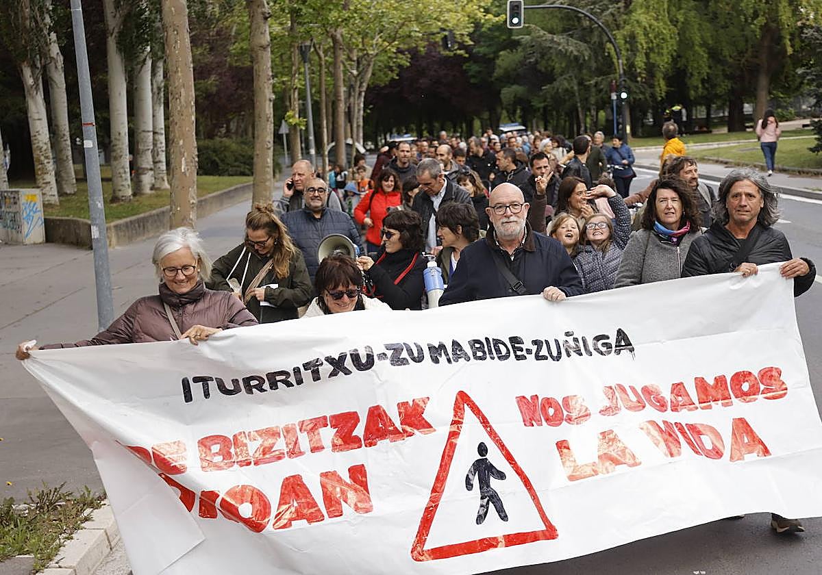 Vecinos del Sur protestan contra el desdoblamiento de Iturritxu.