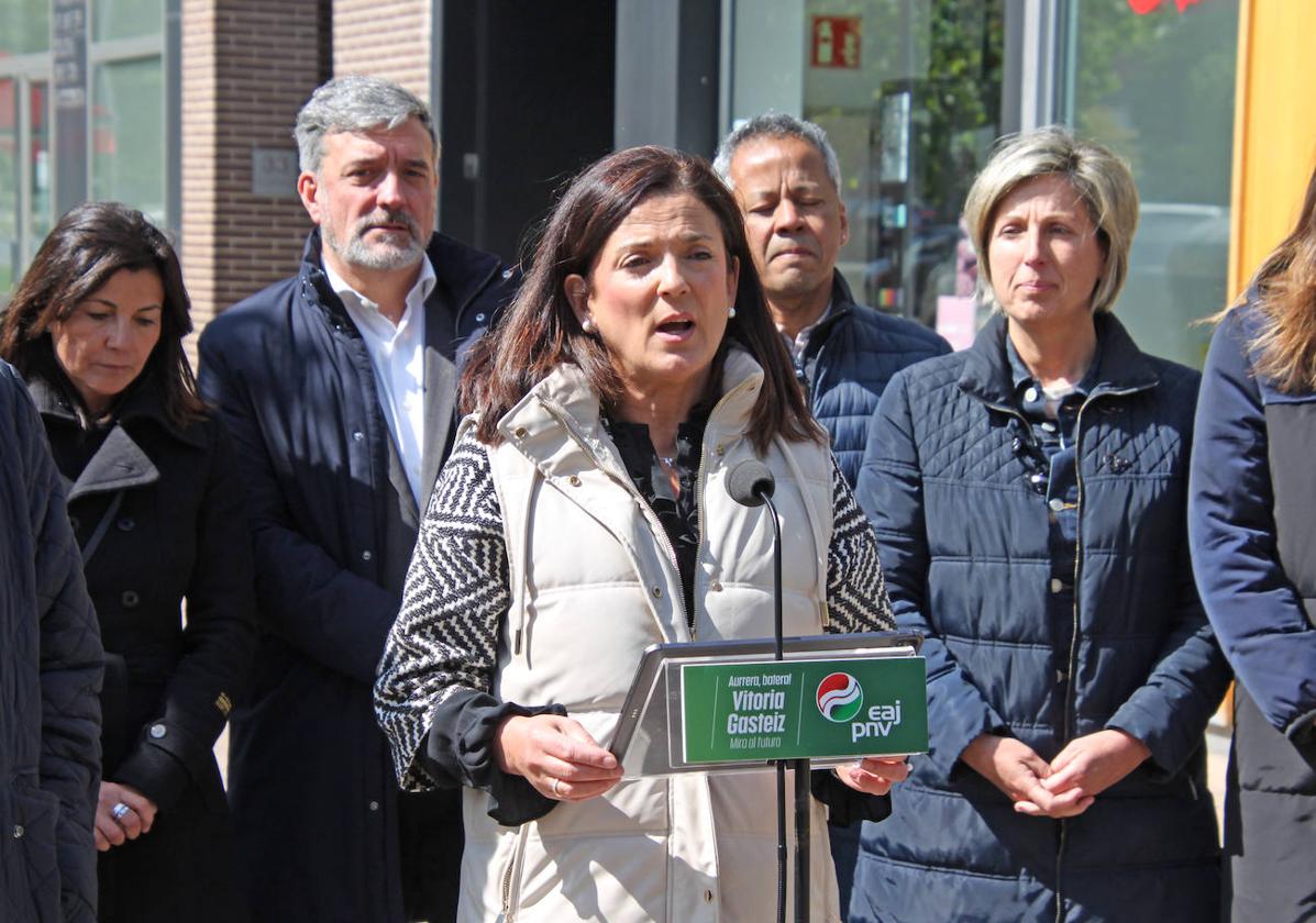 Artolazabal, junto a componentes de su equipo en el acto de este miércoles.