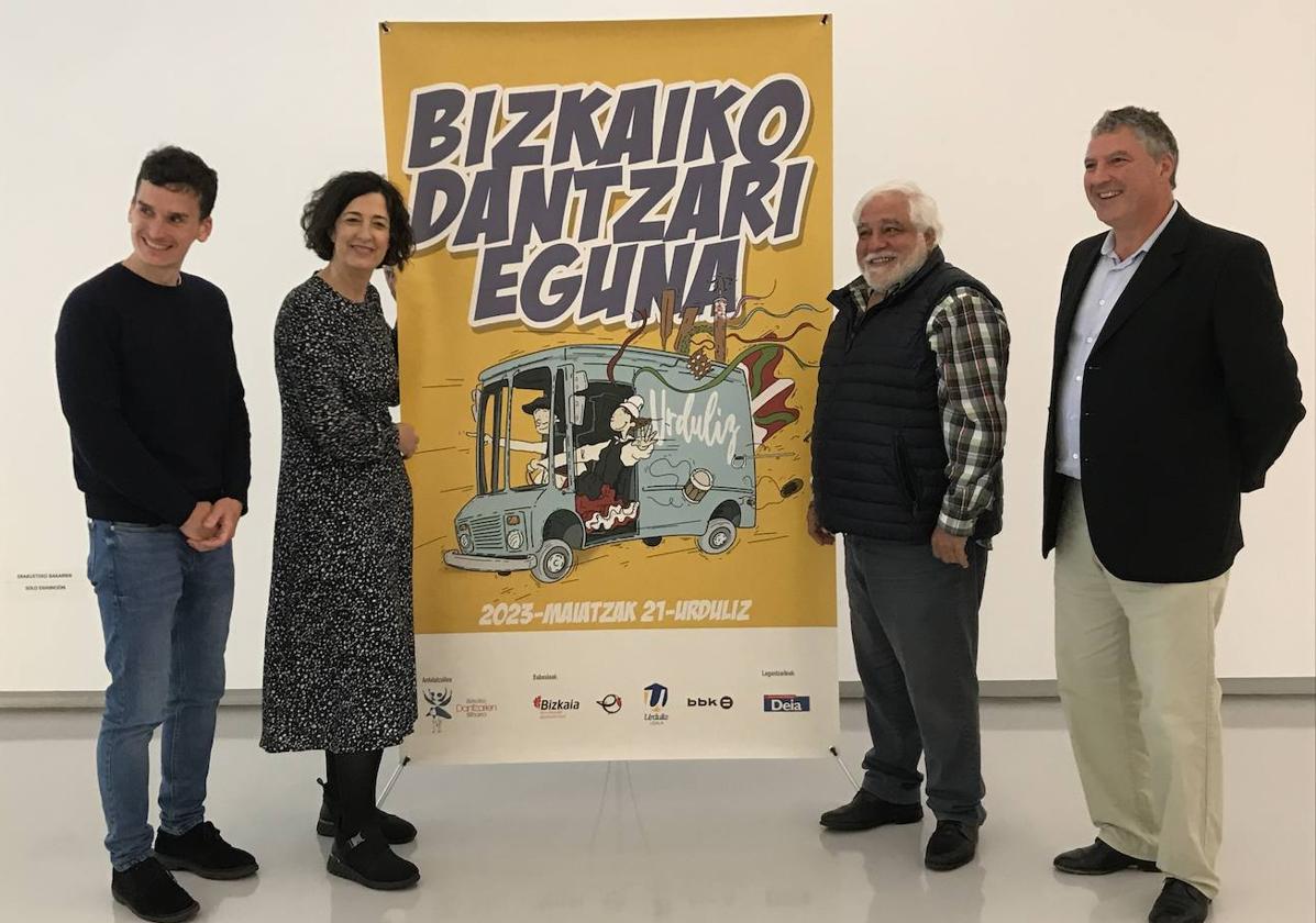 Koldo Bilbao, responsable de Cultura BBK, LoreaBilbao, diputada foral de Euskera, Cultura y Deportes, José Mari Oiarzabal, presidente de Bizkaiko Dantzarien Biltzarra, y Javier Bilbao, alcalde de Urduliz.