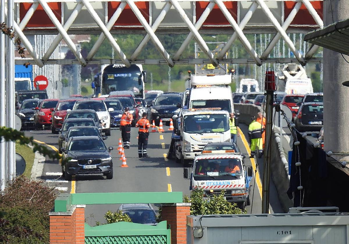 Circulación parada a las 17 horas en la Avanzada, con un carril cortado.