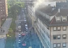 Bomberos tratan de sofocar el incendio declarado en una vivienda de Txurdinaga.