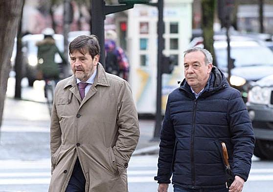Sánchez Robles, a la derecha, acompañado de su abogado en una de las jornadas del juicio.