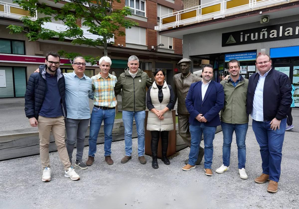 Los candidatos del PNV posan en la plaza Alberto Acero tras debatir sobre la cultura vasca.