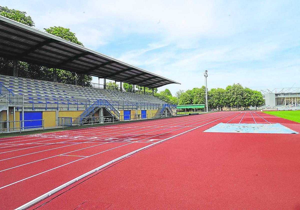 La pista de atletismo de Mendizorroza ya luce nuevo tartán tras once meses de reformas.