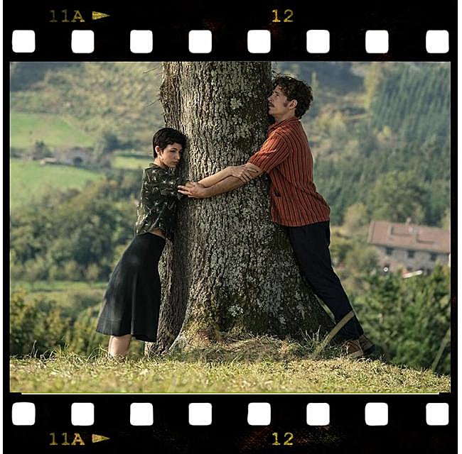 Úrsula Corberó y Álvaro Cervantes en un fotograma de 'El arbol de la sangre'.