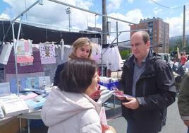 Carlos Fernández y Teresa Laespada, en el mercadillo de Ansio.