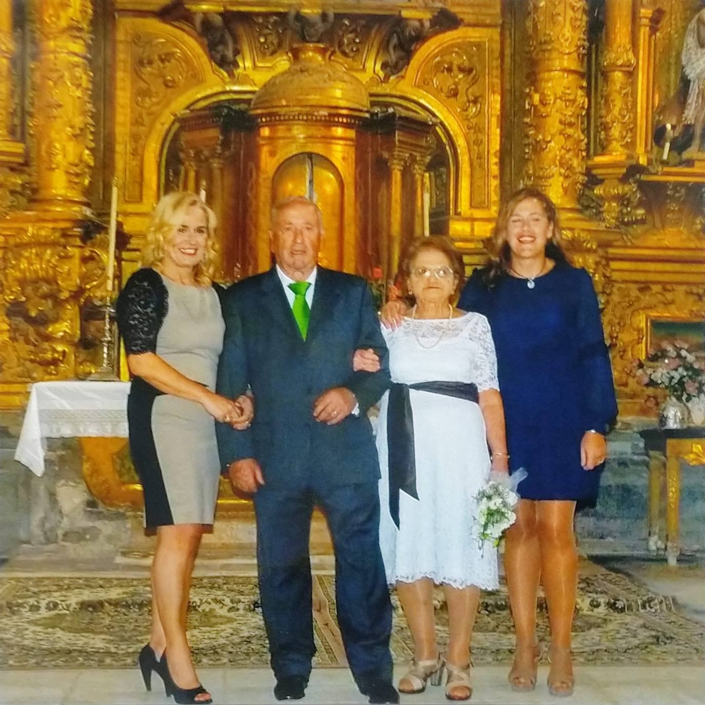 Mi hermana y yo en las bodas de oro de mis padres, Antonio y Mercedes.