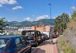 Furgoneta que permanece destrozada en la zona, próxima al colegio, desde hace días.