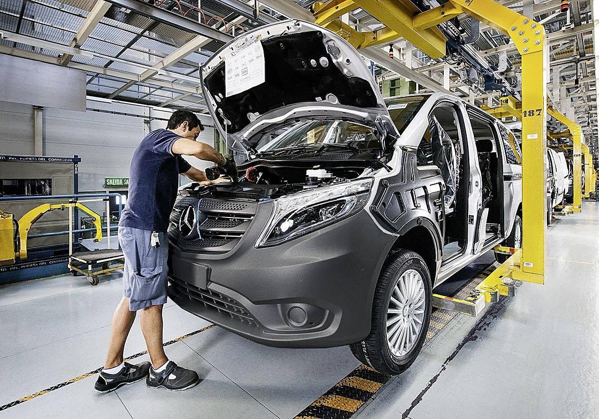 Un operario de Mercedes ajusta una pieza en la fábrica de Vitoria.