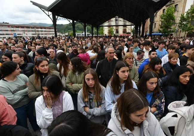 Cientos de personas se concentraron este miércoles en Orio, en repulsa por el asesinato de Lourdes.