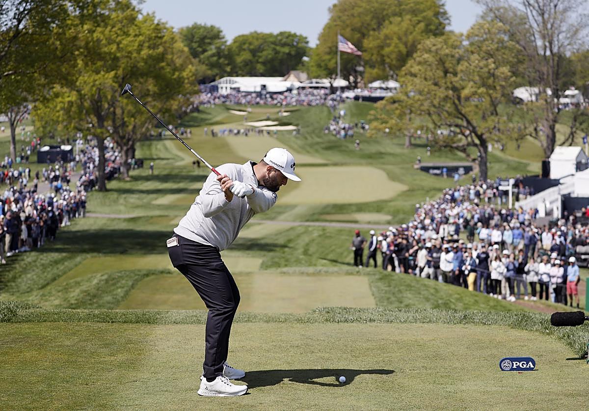 Jon Rahm, en la salida del hoyo 13 de Oak Hill.