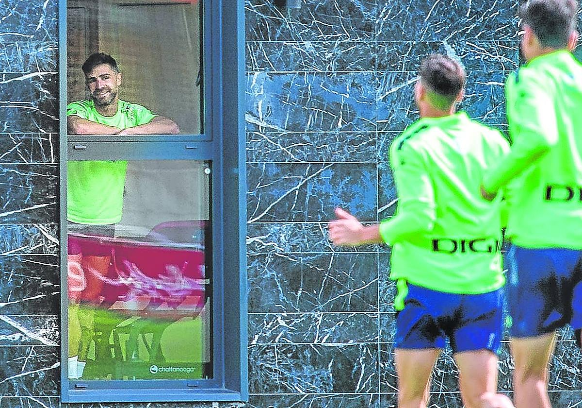 Yeray, lesionado, observa a sus compañeros desde el interior de las instalaciones de Lezama.