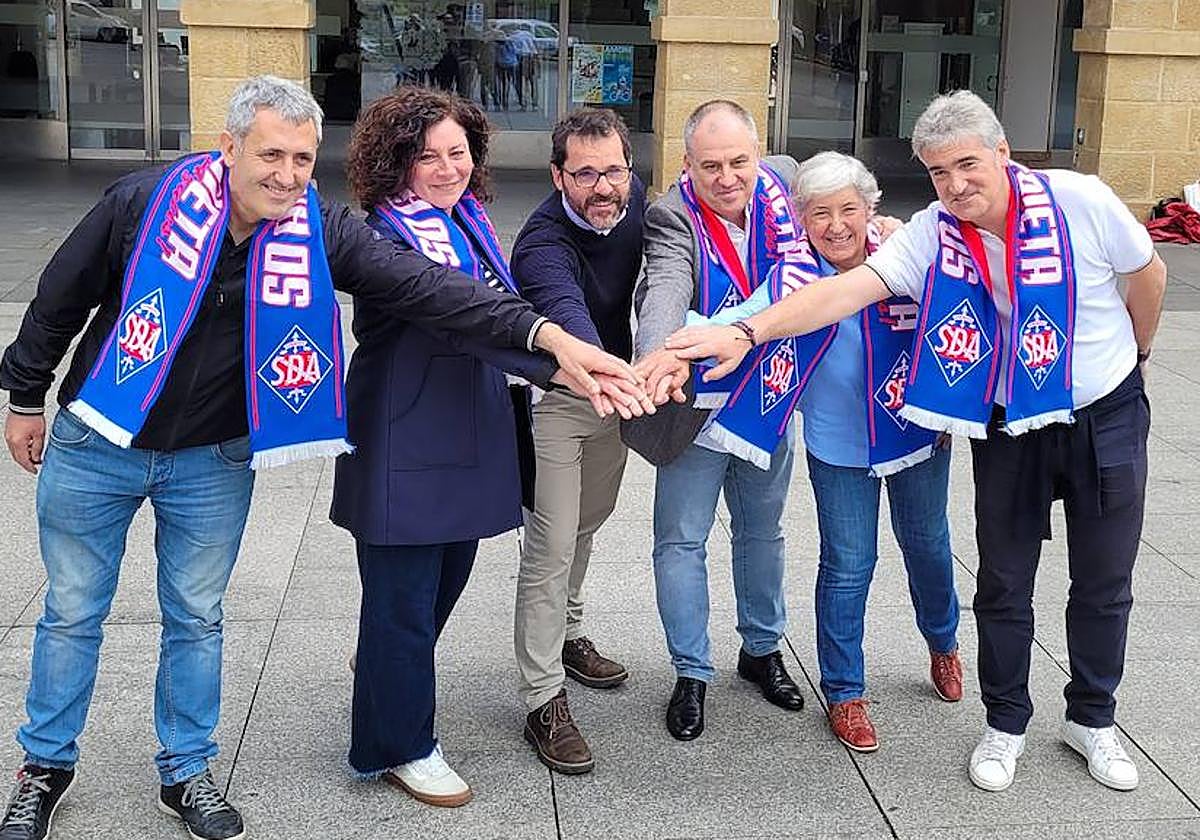 Jon Larrea, en el centro, posa junto al alcalde y varios ediles del municipio.