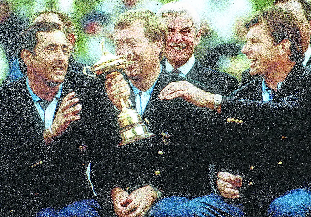 Ballesteros comparte el trofeo de la Ryder con Faldo.