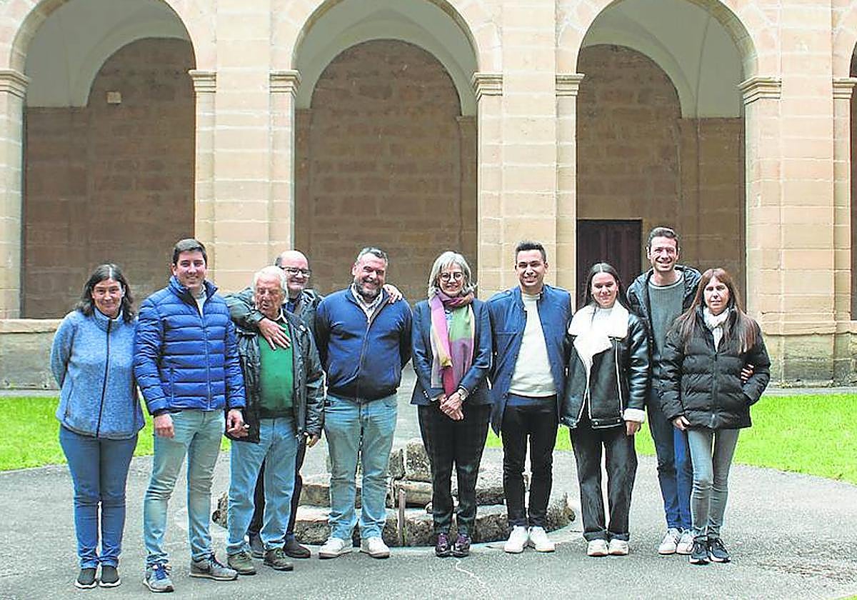 Representantes de la Asociación Teatral Calceatense, del Ayuntamiento y del parador Bernardo de Fresneda, ayer en el claustro.