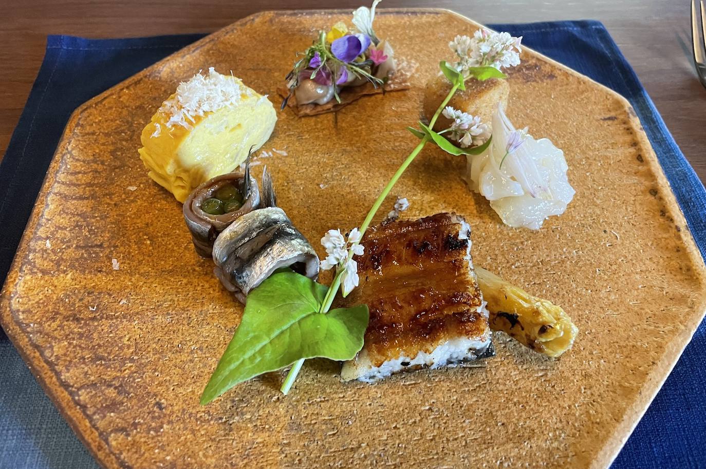 Cinco preparaciones de bienvenida (tortilla, xixas, croqueta de conejo, langosta, anguila y espárrago, anchoas caseras).