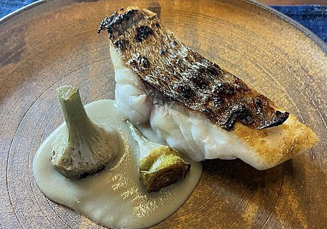 Besugo a la parrilla con alcachofas y salsa silvestre de kubo.