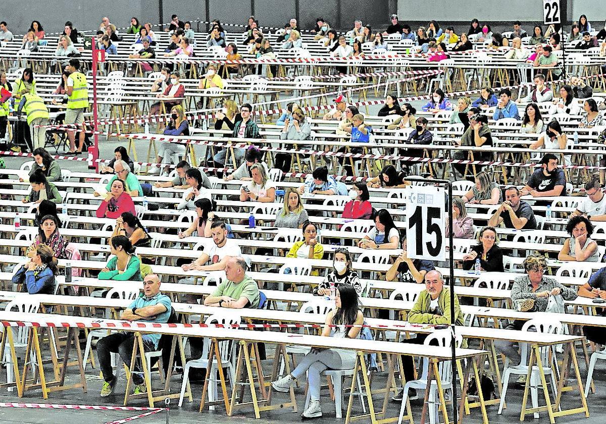 Decenas de personas en la última OPE de Osakidetza.