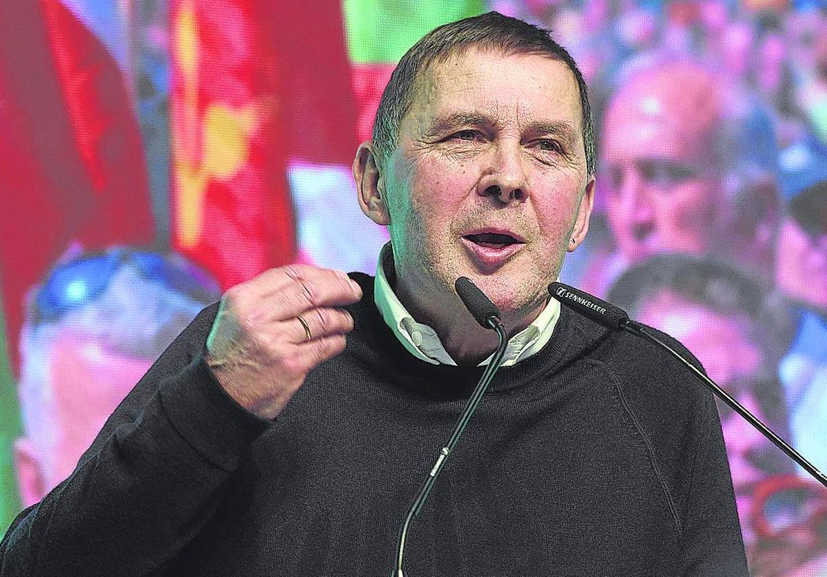 Arnaldo Otegi, durante su intervención en el mitin de Pamplona.