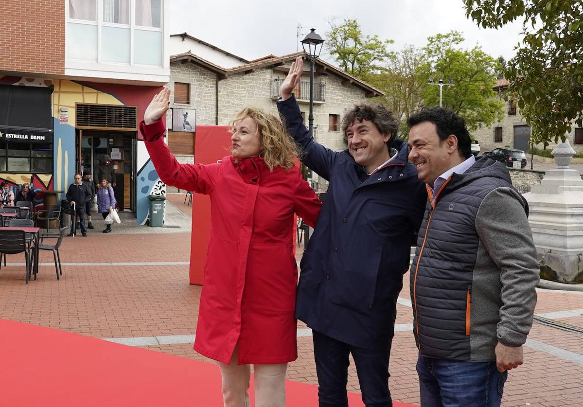 Cristina González y Eneko Andueza han arropado al aspirante a la Alcaldía, Mitxel Montes.