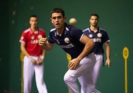 Senar corre para tratar de levantar una pelota en el frontón de Mallabia.