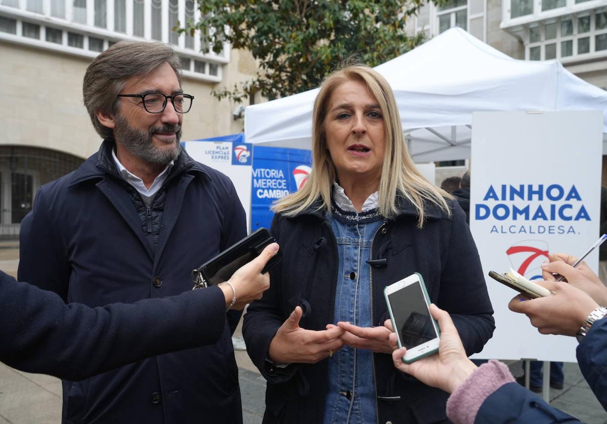 Oyarzabal y Domaica, canidatos a Juntas Generales de Álava y a la Alcaldía de Vitoria.