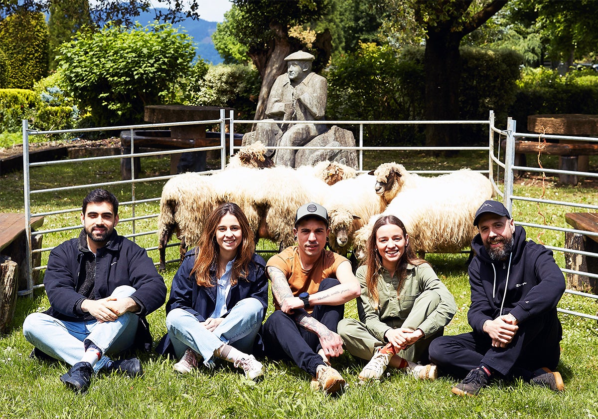 Alejandro Serrano, Carlota y Martina Puigvert Puigdevall (hijas de Fina, de Les Cols) junto a Julen Baz y Edorta Lamo.