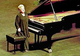 Alicia Larrocha, tras una actuación en Santander en el año 1996.