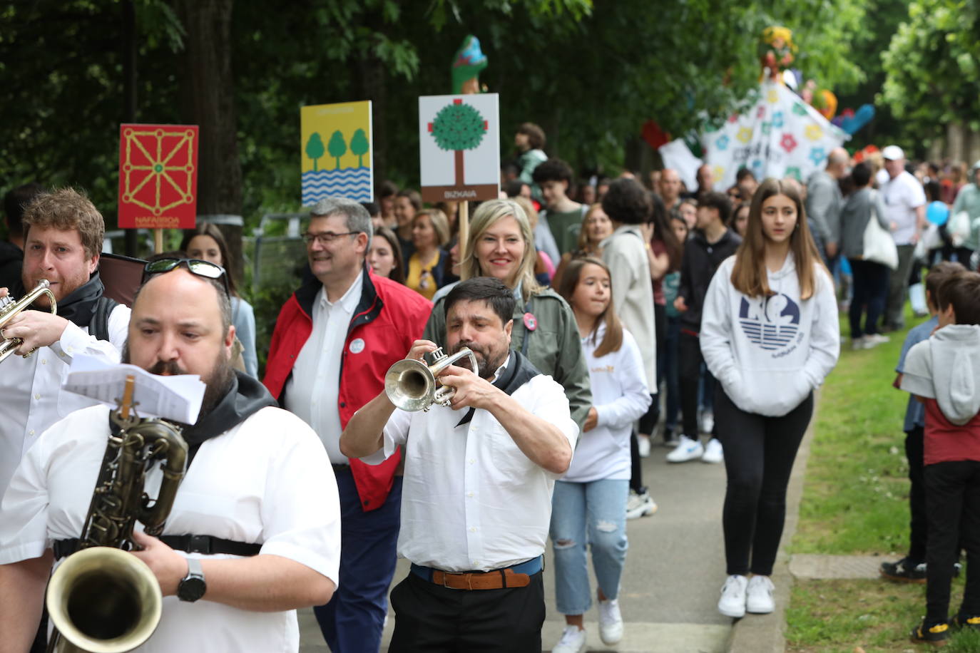 Ibilaldira hurbildu diren pertsona batzuk, ibilbidea egiten, Juan Mari Aburto Bilboko alkatea irudiaren erdian dagoela.