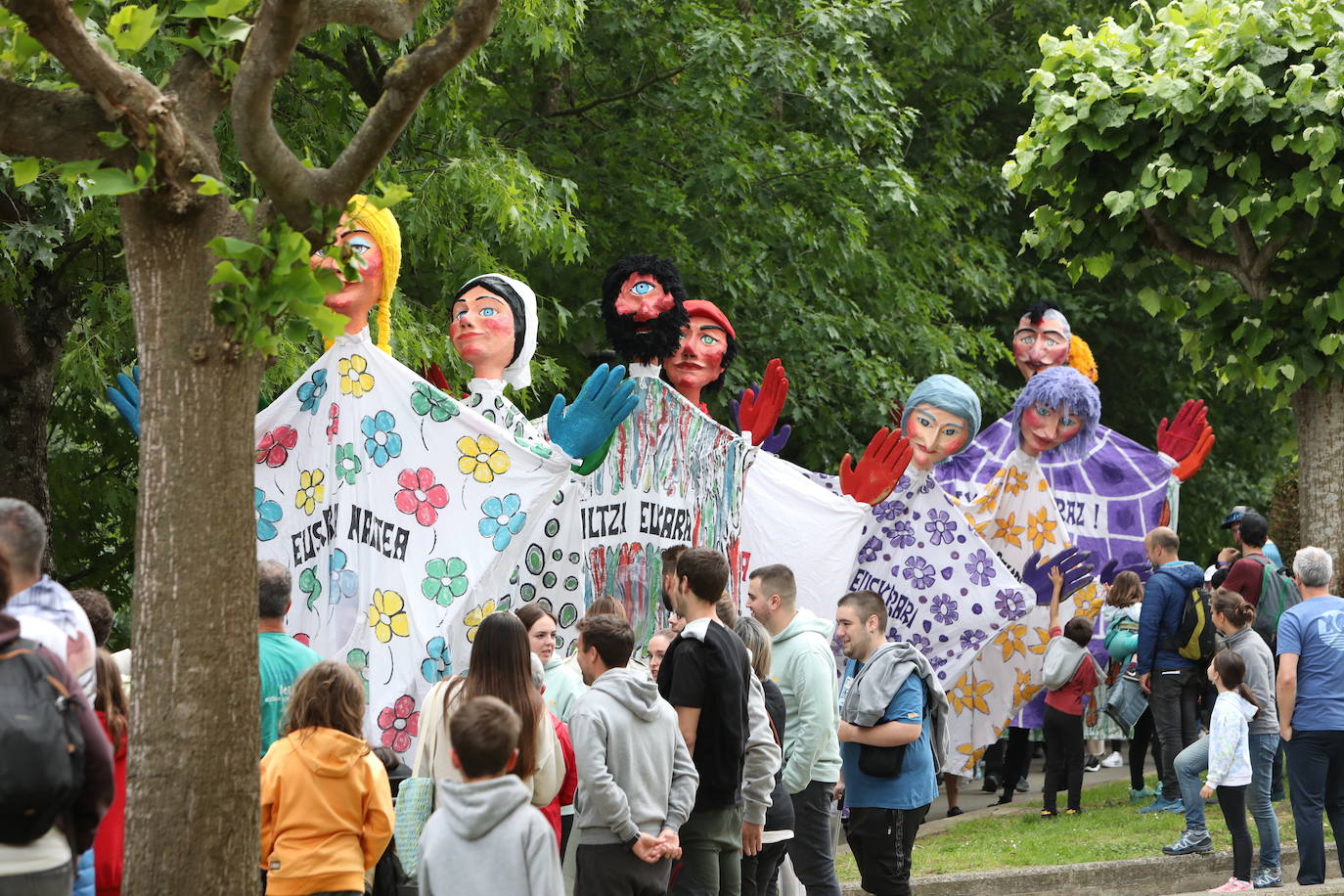 Ibilaldira hurbildu diren pertsona batzuk, ibilbidea egiten eta ekitaldi ezberdinez gozatzen.