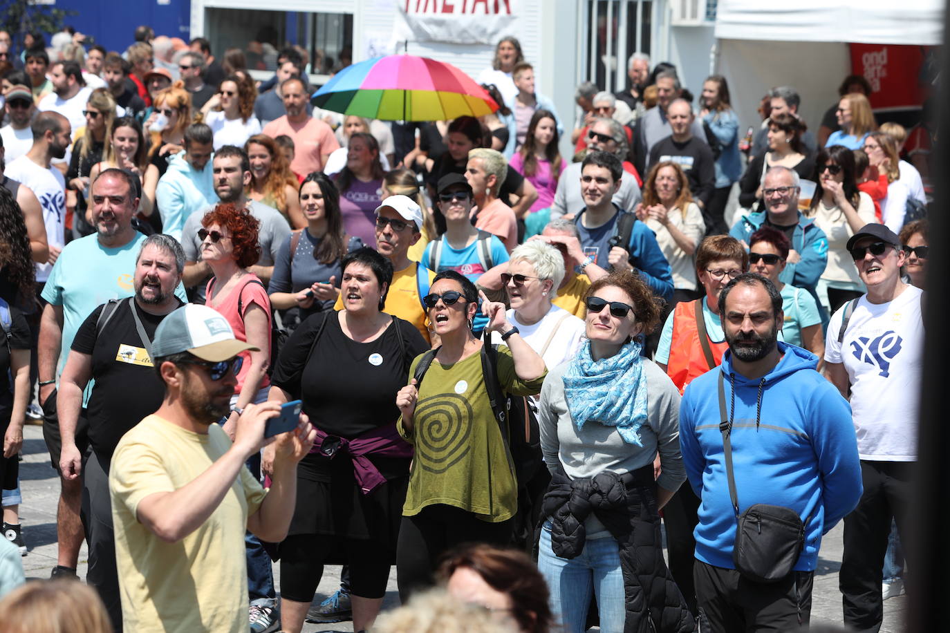 Ibilaldira hurbildu diren pertsona batzuk, ibilbidea egiten.