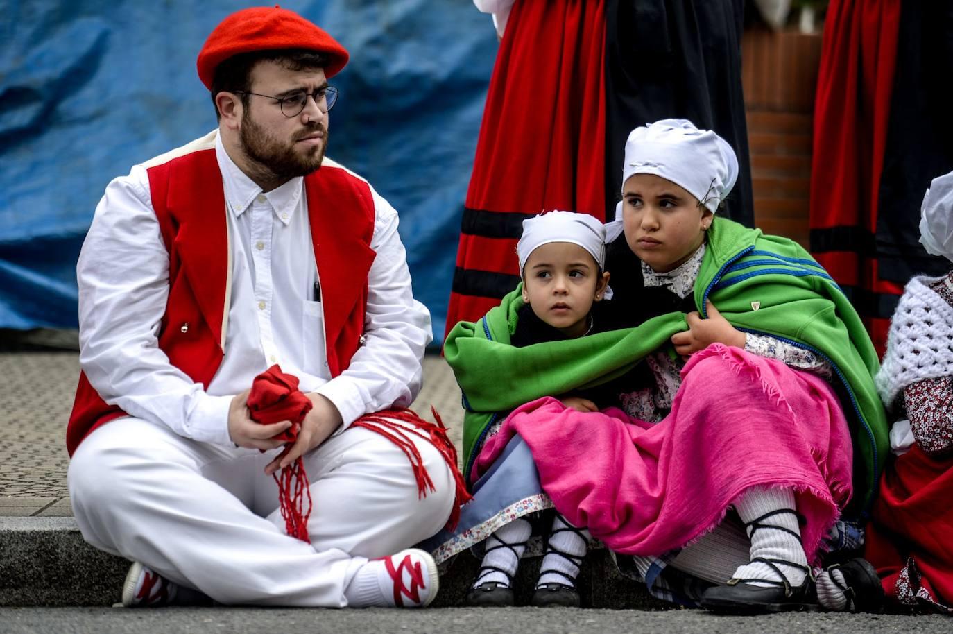 3.500 dantzaris bailan al unísono en Urduliz