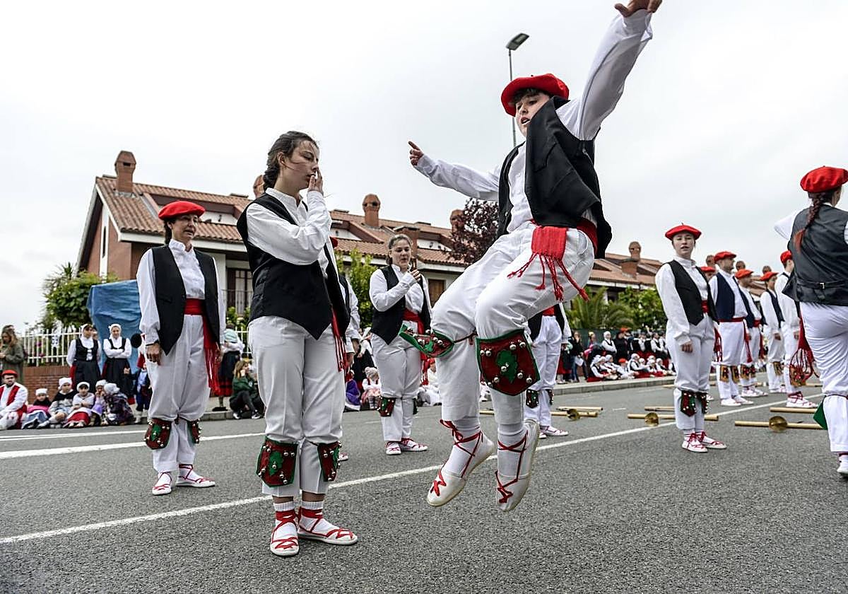 3.500 dantzaris bailan al unísono en Urduliz