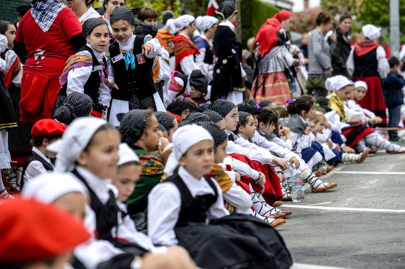 3.500 dantzaris bailan al unísono en Urduliz