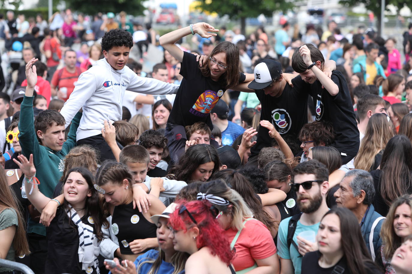 Gazte batzuk, kontzertu batez gozatzen. 