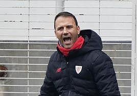 El técnico del Bilbao Athletic critica al club por «no reaccionar» cuando el equipo se hundía en Navidad