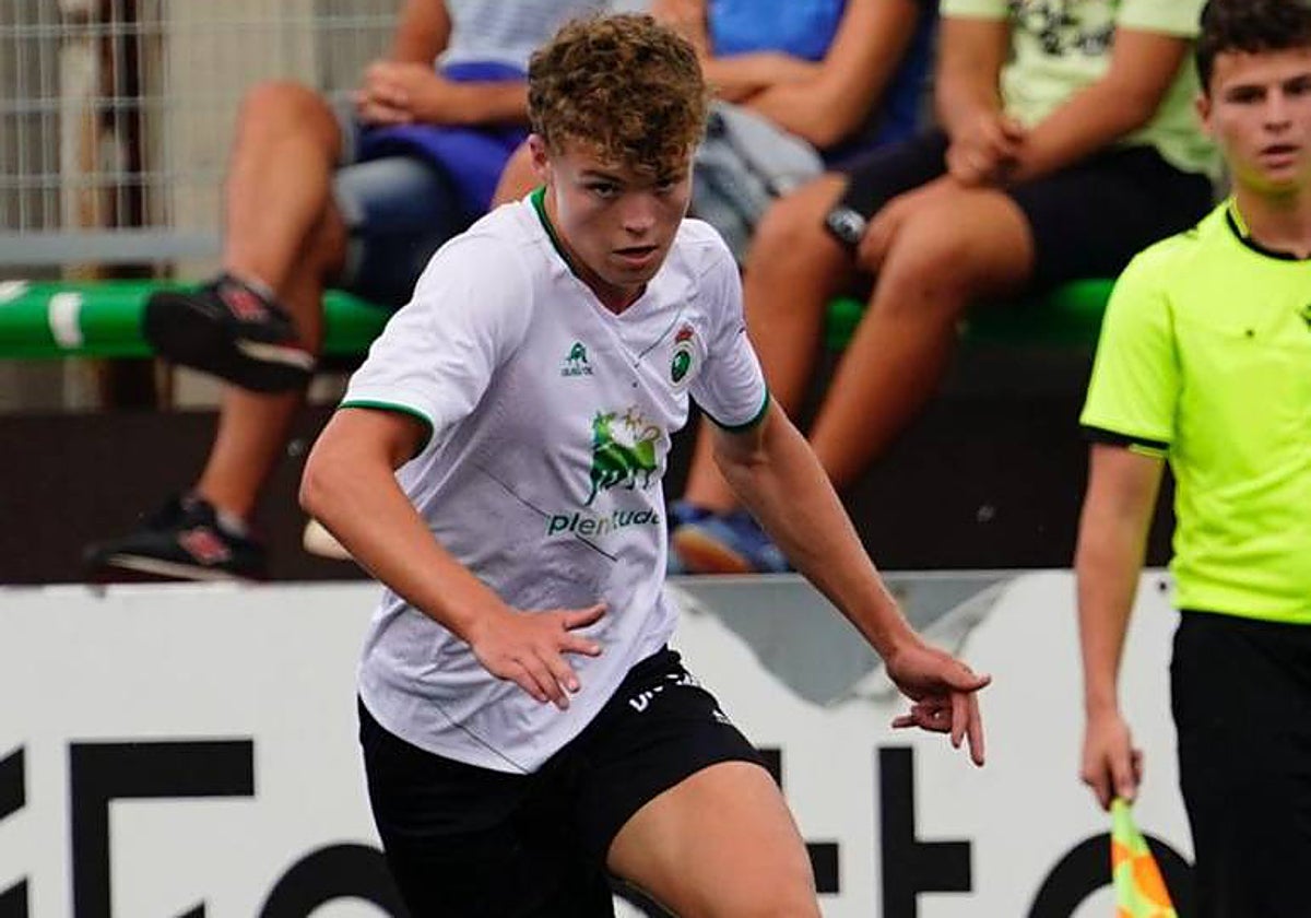 Asier Hernaiz es un lateral izquierdo juvenil vizcaíno que ha fichado por el Villarreal procedente del Racing de Santander.