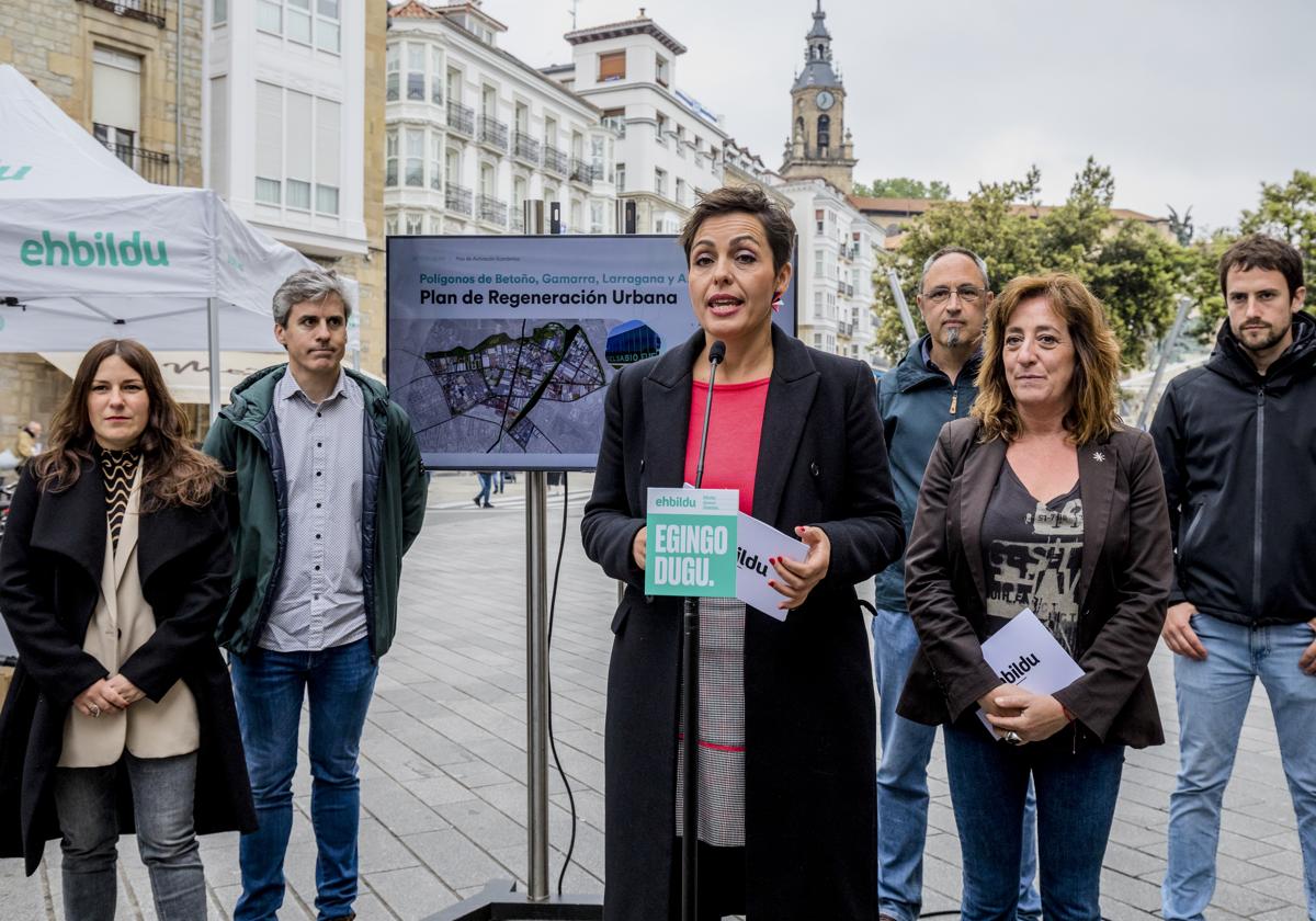 Rocío Vitero, junto a miembros de su candidatura y Eva López de Arroyabe