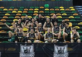 La plantilla del Bilbao Basket posa en Miribilla.