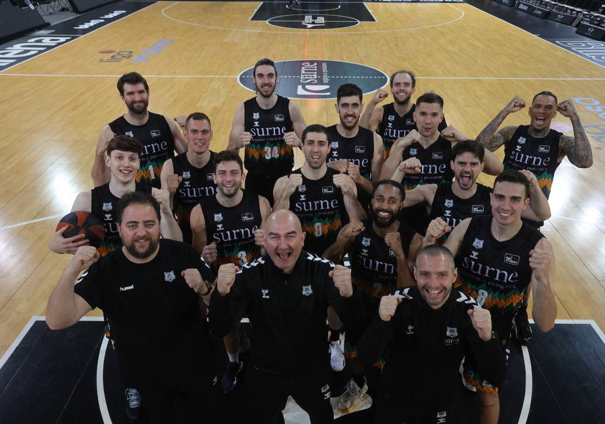 La plantilla y cuerpo técnico del Bilbao Basket posa en Miribilla.