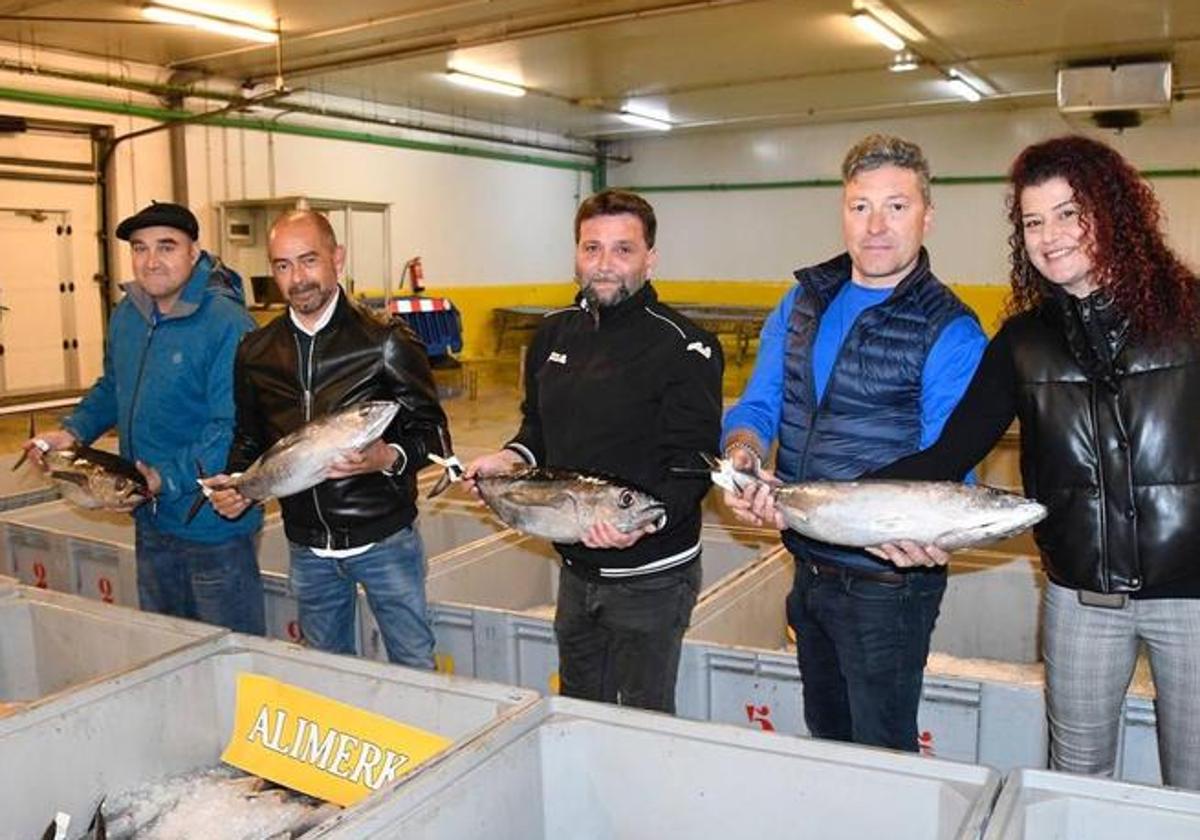 El patrón Iñigo Oronoz , Armando Prendes (Alimerka), el patrón Pablo González y los armadores José Manuel Lema y Cristina Luaces.