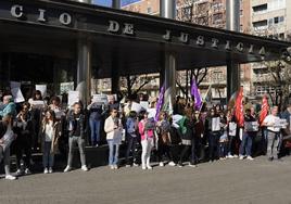 Manifestación de protesta de los funcionarios del Palacio de Justicia de Vitoria.