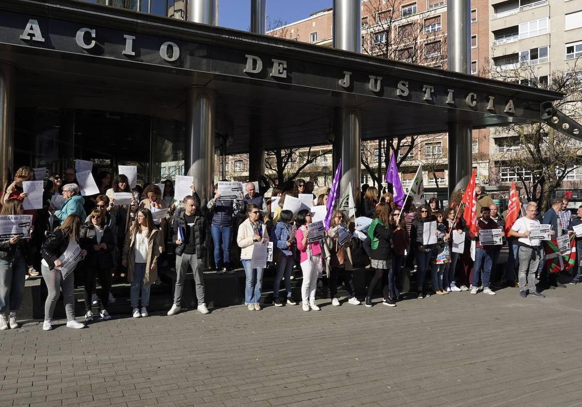 Manifestación de protesta de los funcionarios del Palacio de Justicia de Vitoria.