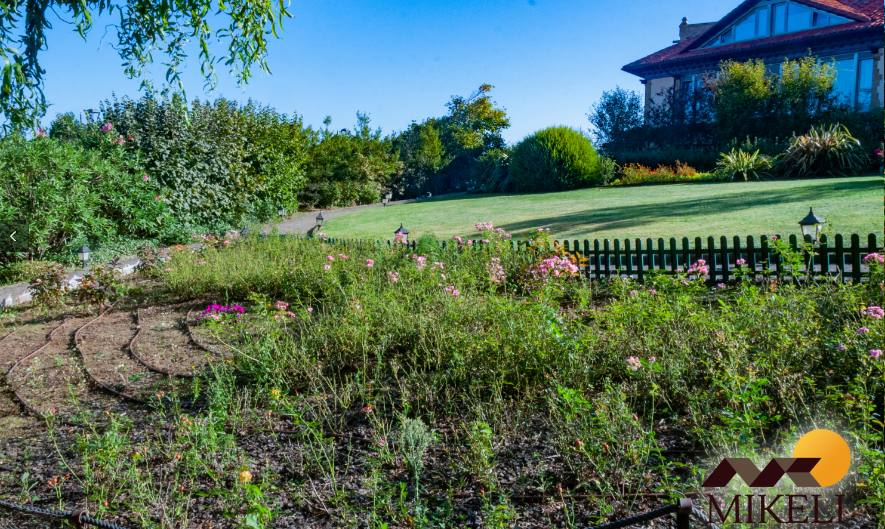 El jardín de la casa tiene infinitos rincones en los que poder desconectar.