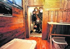 Alumnas del colegio CEU Virgen Niña de Vitoria, visitando la reproducción, a escala real, del zulo donde estuvo secuestrado Ortega Lara.