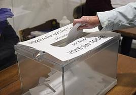 Un votante introduce una papeleta, en su sobre, en las elecciones autonómicas de 2020.