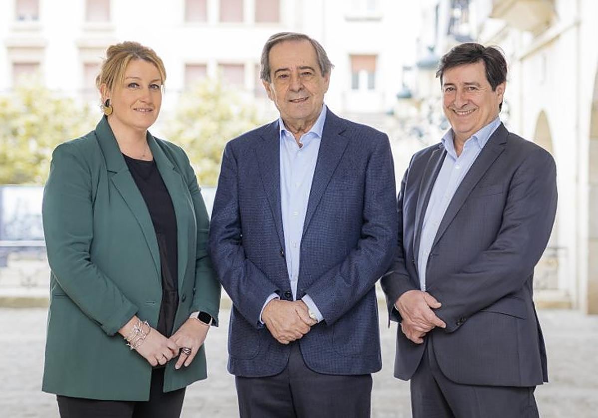 José Mari Gorroño, junto a otros dos de los candidatos de la plataforma independiente que lidera en Gernika.