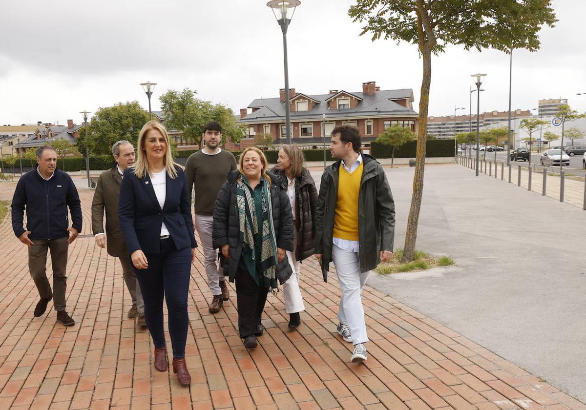 Domaica, junto a su equipo, cerca de la parcela en la que proyecta un parque infantil.